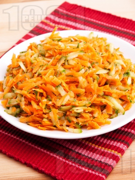 Лесна салата с моркови и краставици - снимка на рецептата